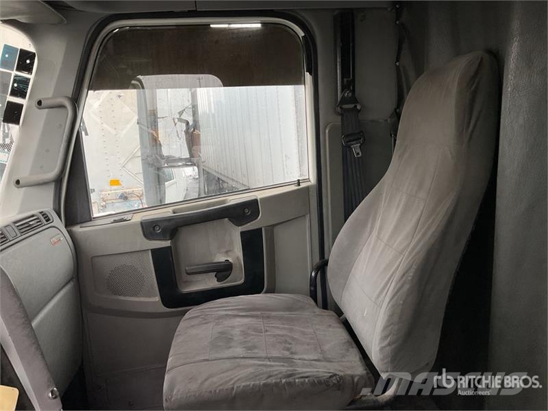 Freightliner CL120 6x4 Tractocamion con Dormitorio / T/A Sleepe Vlačilci