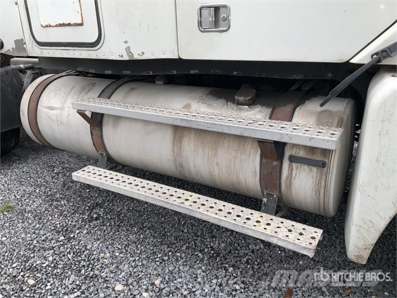 Freightliner CL120 6x4 Tractocamion con Dormitorio / T/A Sleepe Vlačilci