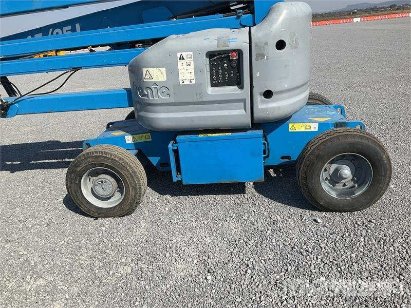 Genie Z4525J 2WD Electric Elevador Articulado / Articula Articulated boom lifts