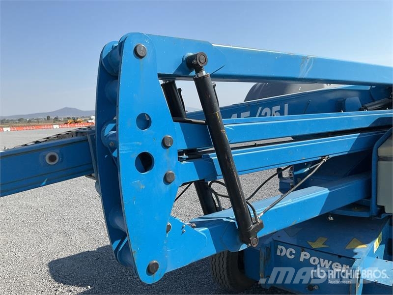 Genie Z4525J 2WD Electric Elevador Articulado / Articula Articulated boom lifts
