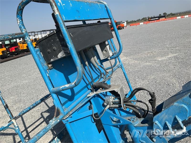 Genie Z4525J 2WD Electric Elevador Articulado / Articula Articulated boom lifts