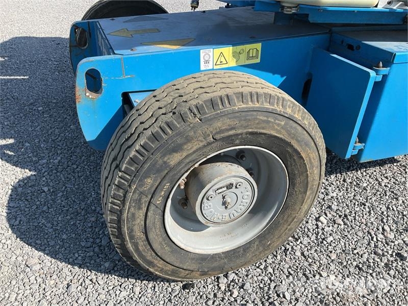Genie Z4525J 2WD Electric Elevador Articulado / Articula Articulated boom lifts