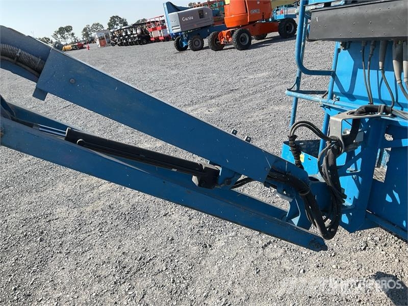 Genie Z4525J 2WD Electric Elevador Articulado / Articula Articulated boom lifts