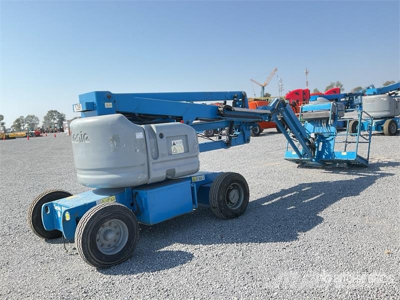 Genie Z4525J 2WD Electric Elevador Articulado / Articula Articulated boom lifts