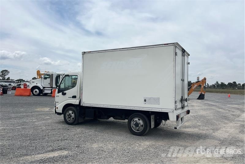 Hino 155 4x2 Camion con Caja Seca / Van Truck شاحنات ذات هيكل صندوقي