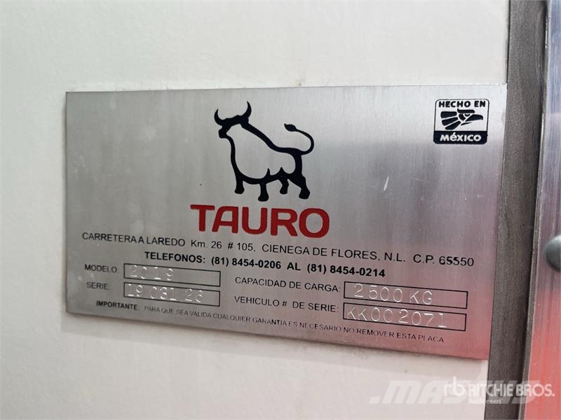 Hino 155 4x2 Camion con Caja Seca / Van Truck Furgons
