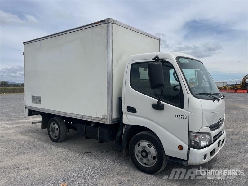 Hino 155 4x2 Camion con Caja Seca / Van Truck Furgons