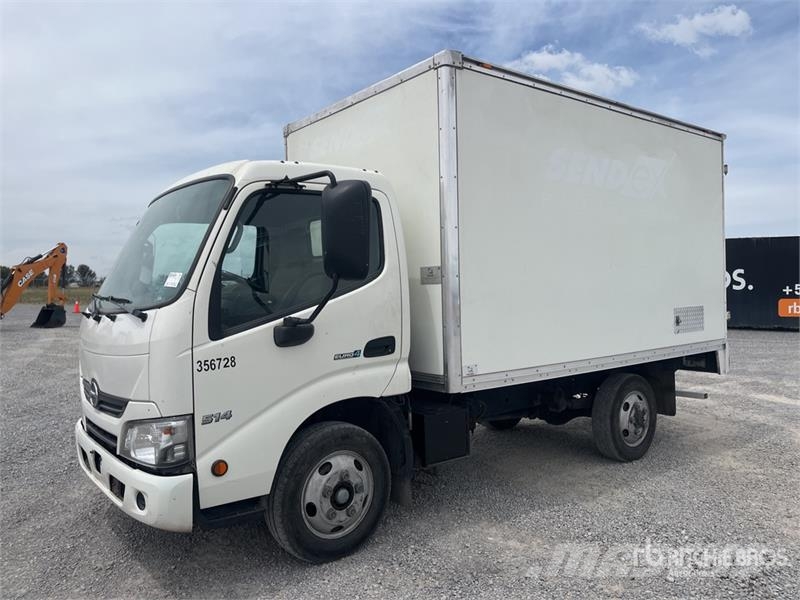 Hino 155 4x2 Camion con Caja Seca / Van Truck Furgons