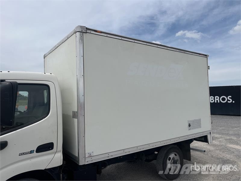 Hino 155 4x2 Camion con Caja Seca / Van Truck Furgons