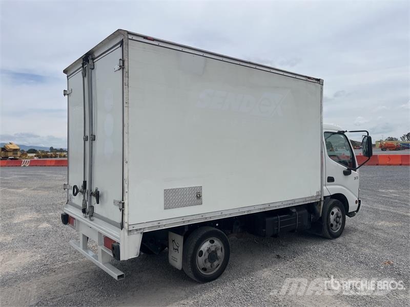 Hino 155 4x2 Camion con Caja Seca / Van Truck Furgons