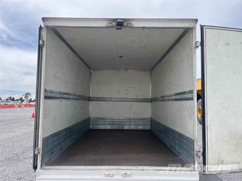 Hino 155 4x2 Camion con Caja Seca / Van Truck Furgons