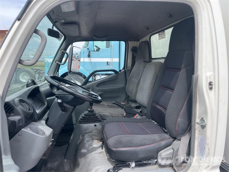 Hino 155 4x2 Camion con Caja Seca / Van Truck Furgons