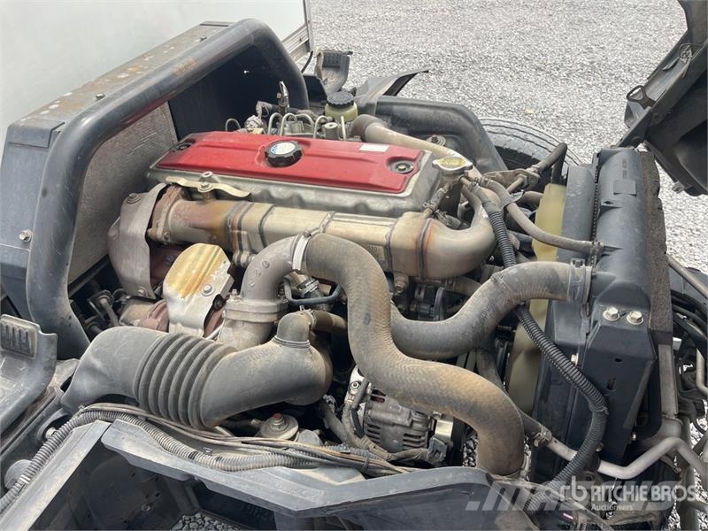 Hino 155 4x2 Camion con Caja Seca / Van Truck Furgons