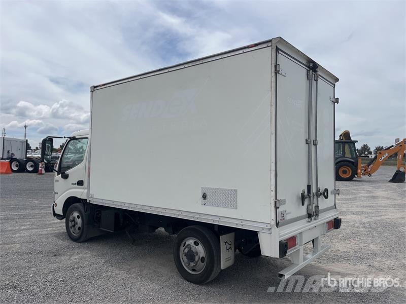 Hino 155 Camion con Caja Seca / Van Truck Dobozos teherautók
