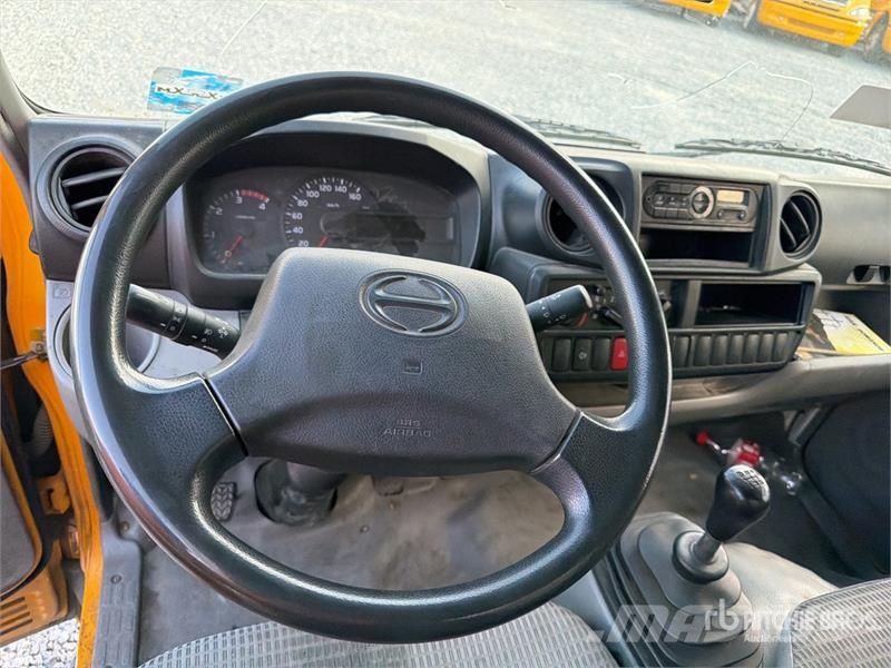 Hino Serie 300 Camion con Caja Seca / Van Truck Caminhões baú