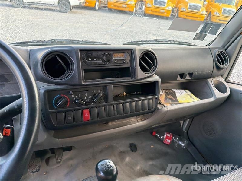 Hino Serie 300 Camion con Caja Seca / Van Truck Caminhões baú