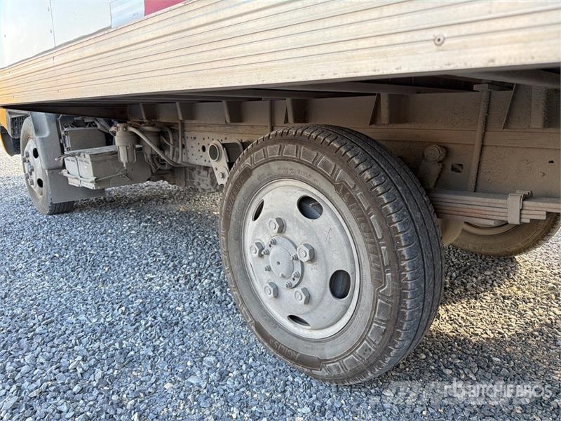 Hino Serie 300 Camion con Caja Seca / Van Truck Caminhões baú