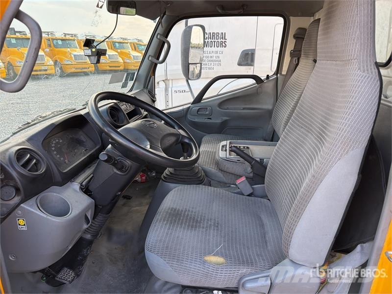 Hino Serie 300 Camion con Caja Seca / Van Truck Caminhões baú