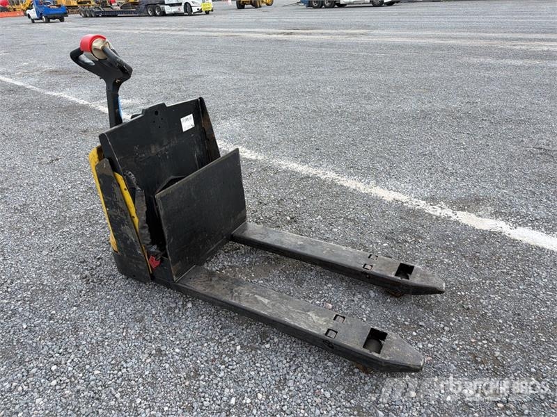 Hyster W452ZHD 4500 lb Montacargas de Patin / Pallet Jack Ročni paletnik