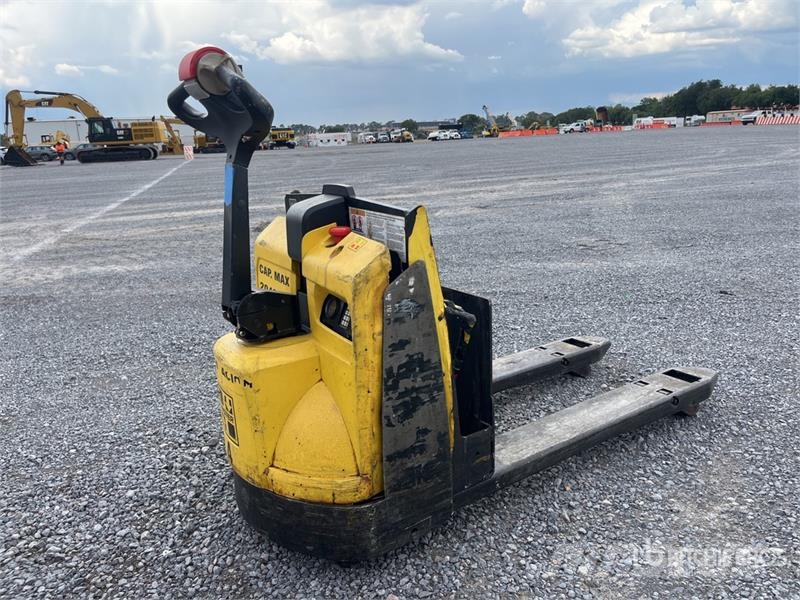 Hyster W452ZHD 4500 lb Electric Montacargas de Patin / Pa Transpalette manuel