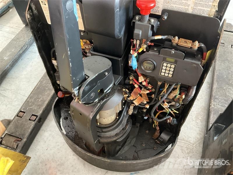Hyster W452ZHD 4500 lb Electric Montacargas de Patin / Pa Kahvelkäru