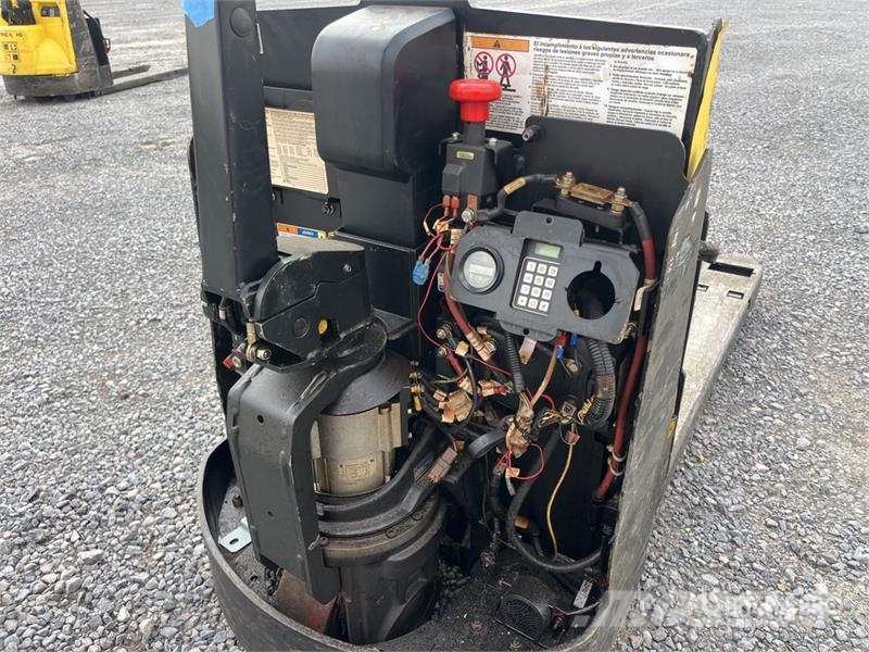 Hyster W452ZHD 4500 lb Electric Montacargas de Patin / Pa Transpalette manuel
