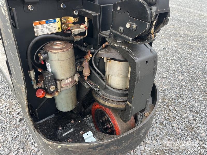 Hyster W452ZHD 4500 lb Electric Montacargas de Patin / Pa Transpalette manuel