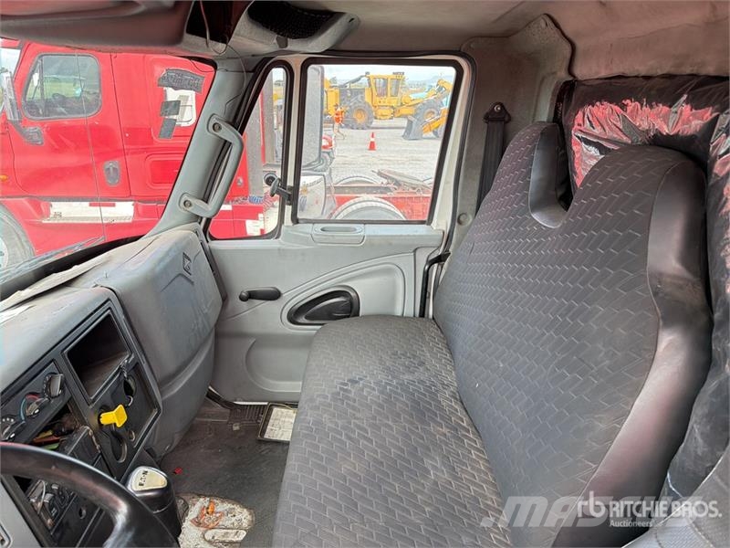 International 4400 SBA Kabinen