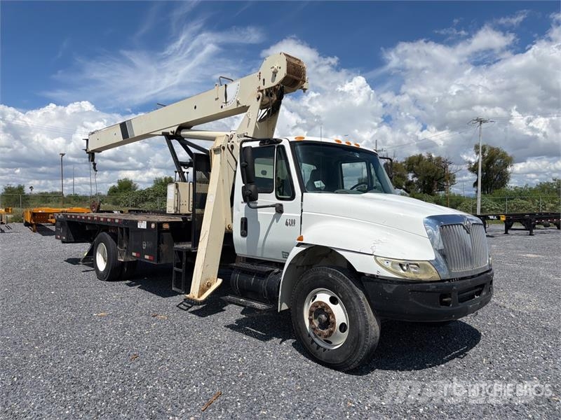 International 500E2 34000 lb Straight Boom on International 4200 Vlakke laadvloer met kraan