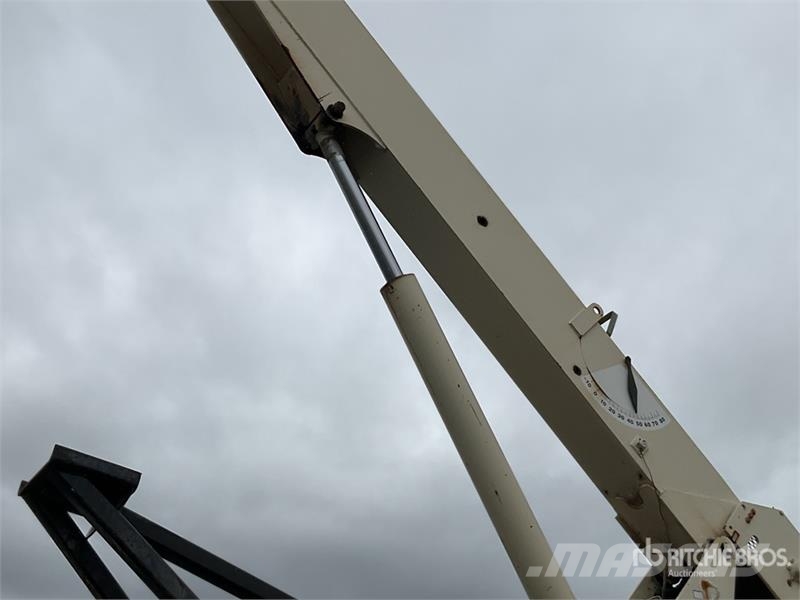 International 500E2 34000 lb Straight Boom on International 4200 Autožeriavy, hydraulické ruky