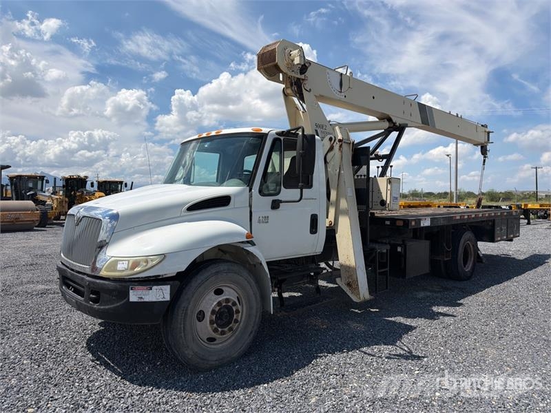International 500E2 34000 lb Straight Boom on International 4200 Vlakke laadvloer met kraan