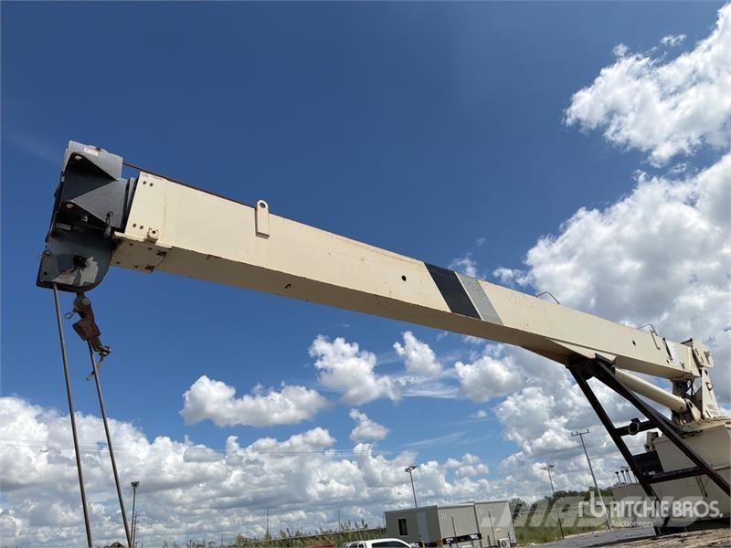 International 500E2 34000 lb Straight Boom on International 4200 Vlakke laadvloer met kraan