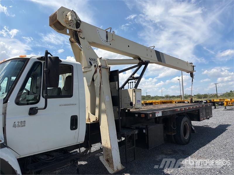 International 500E2 34000 lb Straight Boom on International 4200 Vlakke laadvloer met kraan