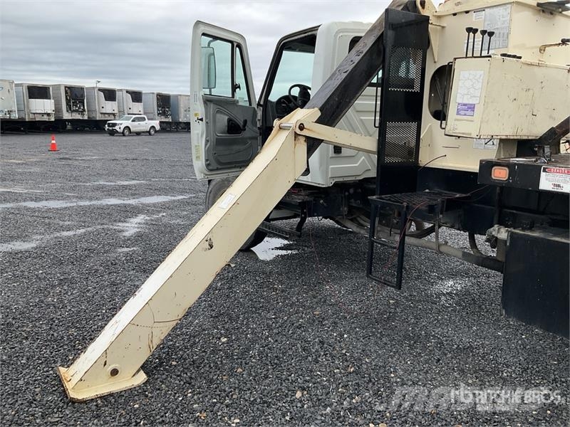 International 500E2 34000 lb Straight Boom on International 4200 Autožeriavy, hydraulické ruky