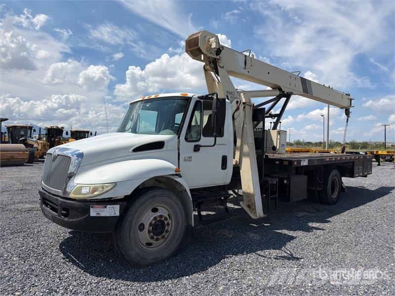 International 500E2 34000 lb Straight Boom on International 4200 Vlakke laadvloer met kraan