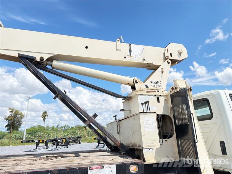 International 500E2 34000 lb Straight Boom on International 4200 Vlakke laadvloer met kraan