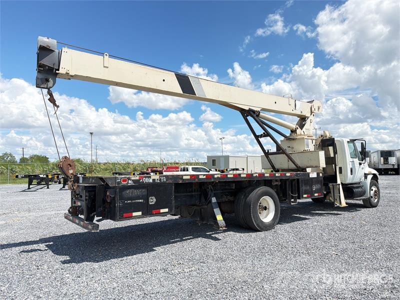 International 500E2 34000 lb Straight Boom on International 4200 Vlakke laadvloer met kraan