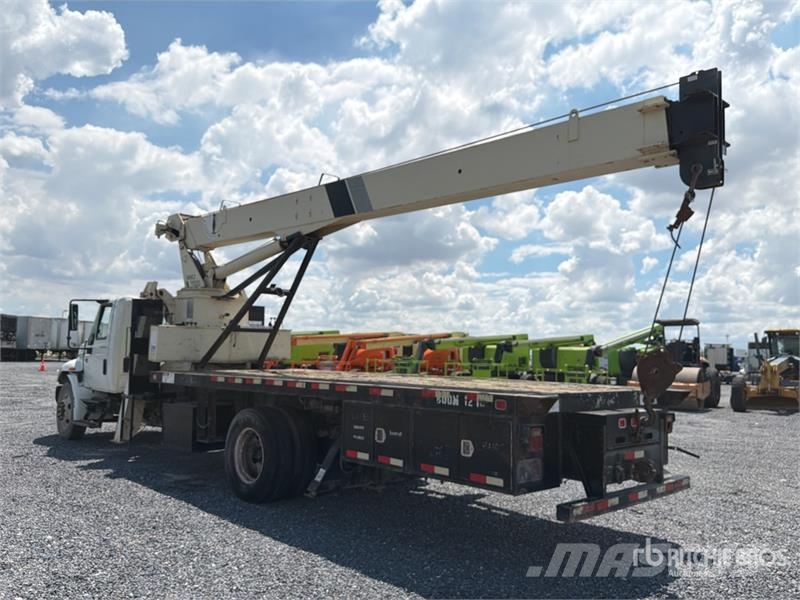 International 500E2 34000 lb Straight Boom on International 4200 Vlakke laadvloer met kraan