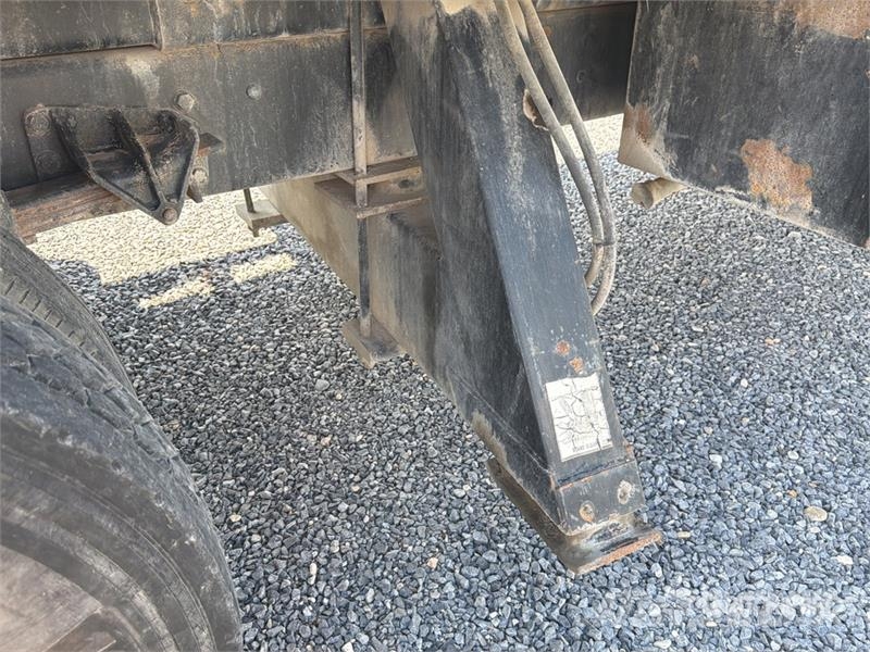 International 500E2 34000 lb Straight Boom on International 4200 Vlakke laadvloer met kraan