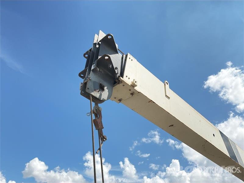 International 500E2 34000 lb Straight Boom on International 4200 Vlakke laadvloer met kraan