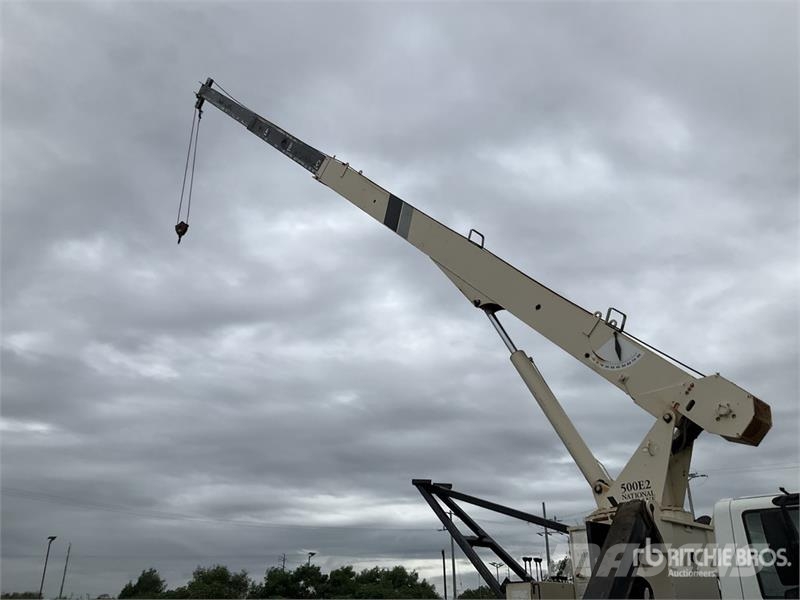 International 500E2 34000 lb Straight Boom on International 4200 Autožeriavy, hydraulické ruky