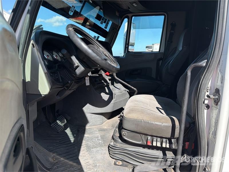 International ProStar 6x2 Tractocamion con Dormitorio / T/A Slee Седельные тягачи
