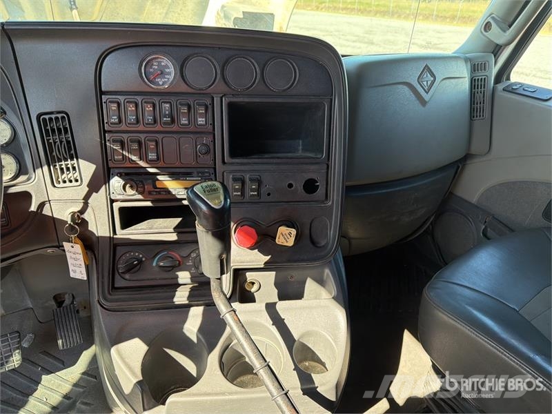 International ProStar 6x2 Tractocamion con Dormitorio / T/A Slee Седельные тягачи