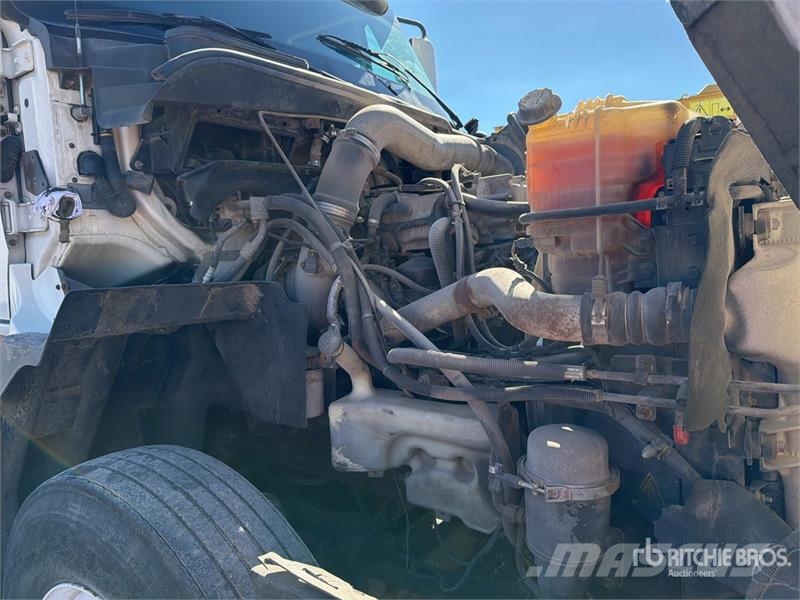 International ProStar 6x2 Tractocamion con Dormitorio / T/A Slee Седельные тягачи