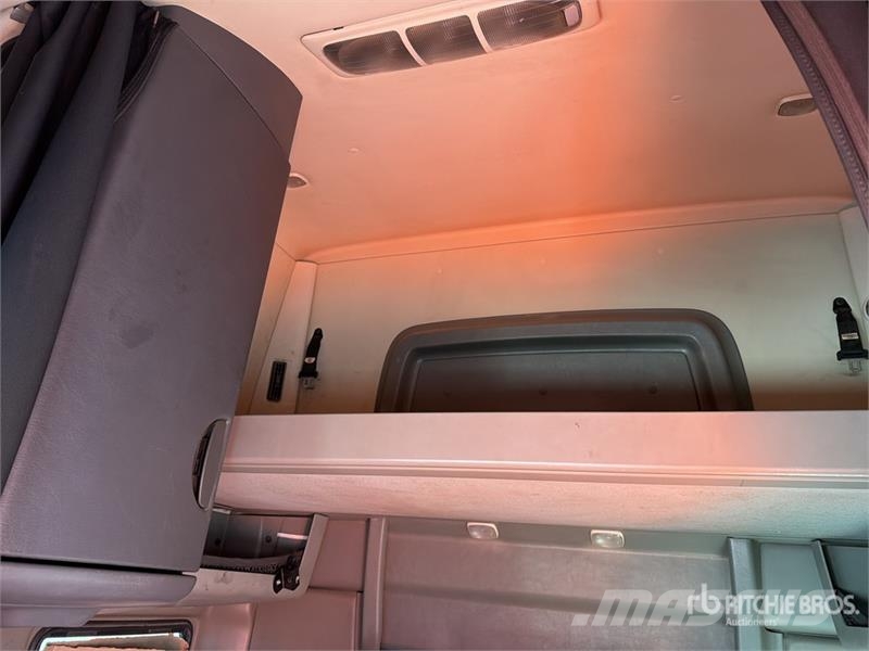 International ProStar 6x2 Tractocamion con Dormitorio / T/A Slee Седельные тягачи