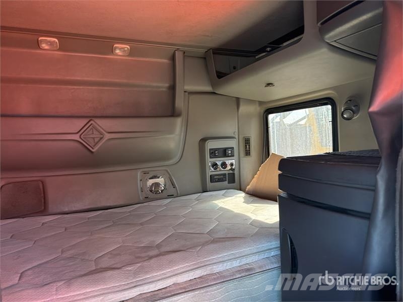 International ProStar 6x2 Tractocamion con Dormitorio / T/A Slee Седельные тягачи
