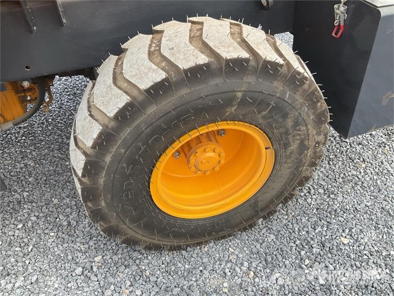  Iron Bull L36 Cargador sobre Neumaticos / Wheel Lo Iekrāvēji uz riteņiem