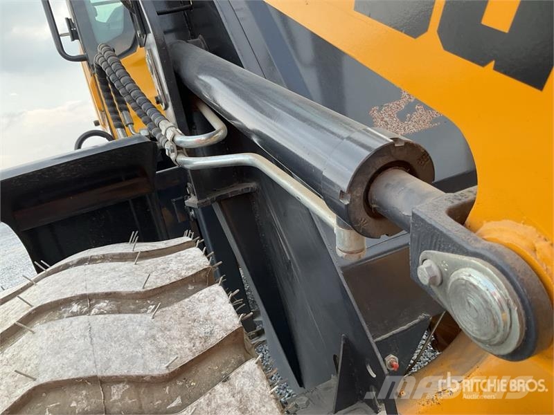  Iron Bull L36 Cargador sobre Neumaticos / Wheel Lo Iekrāvēji uz riteņiem