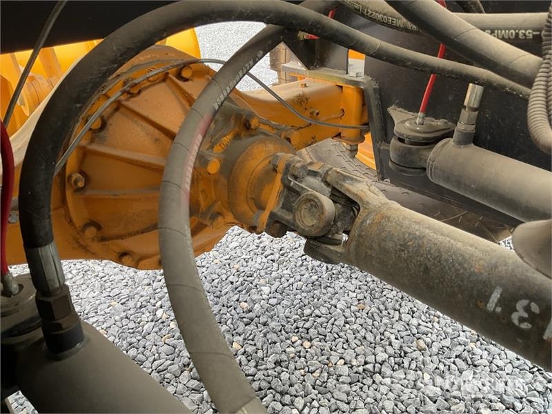  Iron Bull L36 Cargador sobre Neumaticos / Wheel Lo Iekrāvēji uz riteņiem