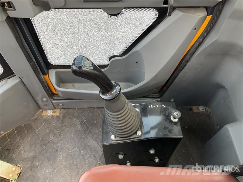  Iron Bull L36 Cargador sobre Neumaticos / Wheel Lo Iekrāvēji uz riteņiem